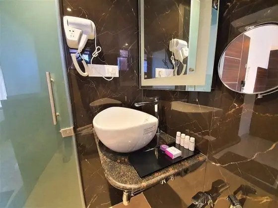 Deluxe Tek Büyük Yataklı Oda, Balkon, Havuz Manzaralı