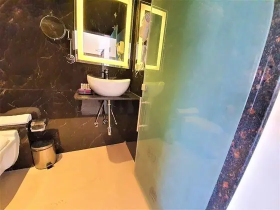Deluxe Tek Büyük Yataklı Oda, Balkon, Havuz Manzaralı