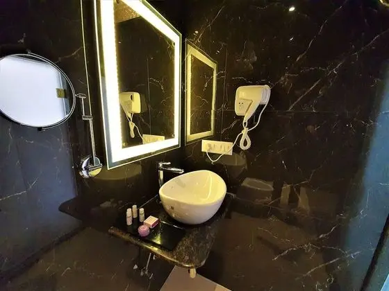 Deluxe Tek Büyük Yataklı Oda, Balkon, Havuz Manzaralı