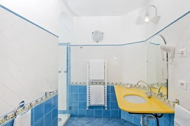 Standard Tek Büyük veya İki Ayrı Yataklı Oda, Kısmi Deniz Manzaralı