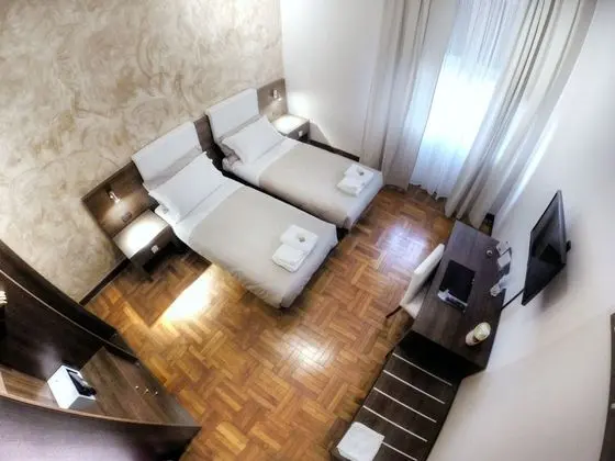 Tek Büyük veya İki Ayrı Yataklı Oda (bagno esterno)