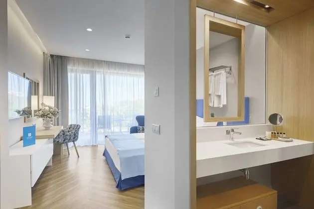 Connected Smart room with Park view