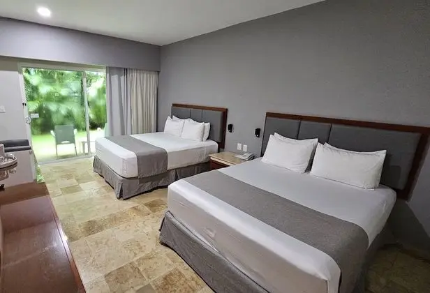 Deluxe, 2 Queen Beds, Non-Smoking