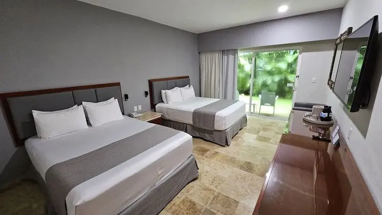 Deluxe, 2 Queen Beds, Non-Smoking