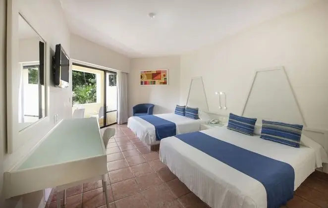 Superior Room, 2 Queen Beds, Non Smoking, Pool View