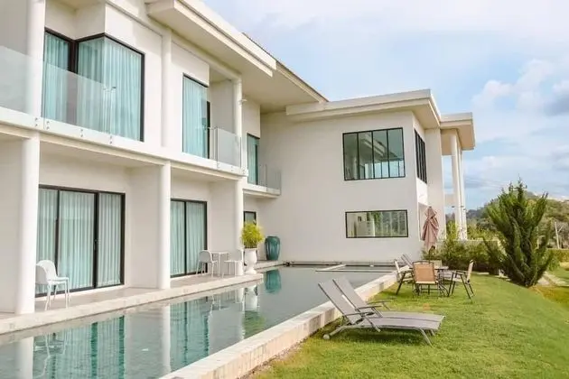 Deluxe Tek Büyük veya İki Ayrı Yataklı Oda, Havuz Manzaralı