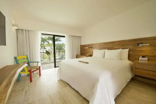 V Room (Upper Floor) 1 King Bed