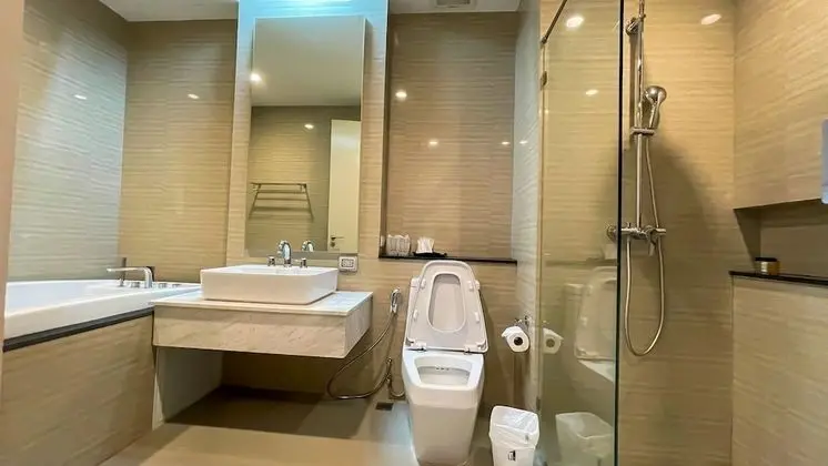 Deluxe King Bed (Bathtub)