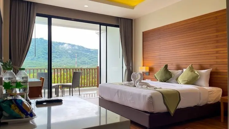 Deluxe Mountain King Bed (Bathtub)
