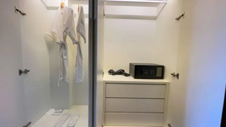 Deluxe Mountain King Bed (Bathtub)