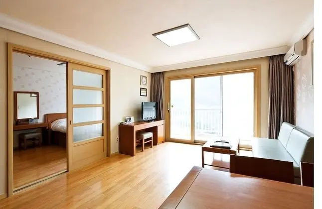 Sonobell Tower D Suite (Ondol, Double or Twin Bed Randomly Assigned)