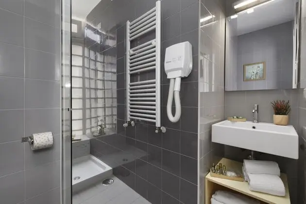 Deluxe Tek Büyük Yataklı Oda, 1 Büyük (Queen) Boy Yatak, Sigara İçilmez, Avlu Manzaralı