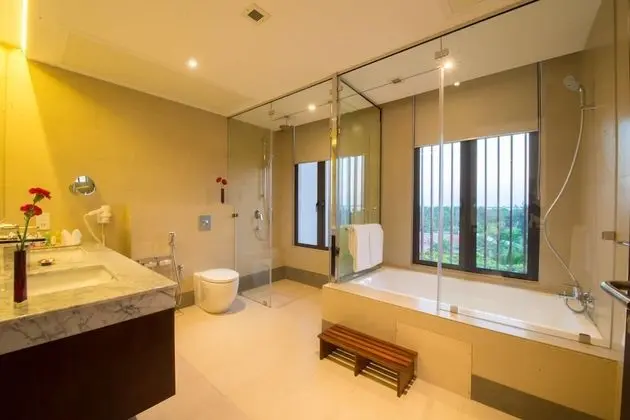 Vivanta Suite Room with Airport Pick up and Drop off including 15% off on F&B & Spa