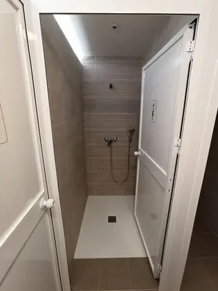 Tek Kişilik Oda, Ortak Banyo