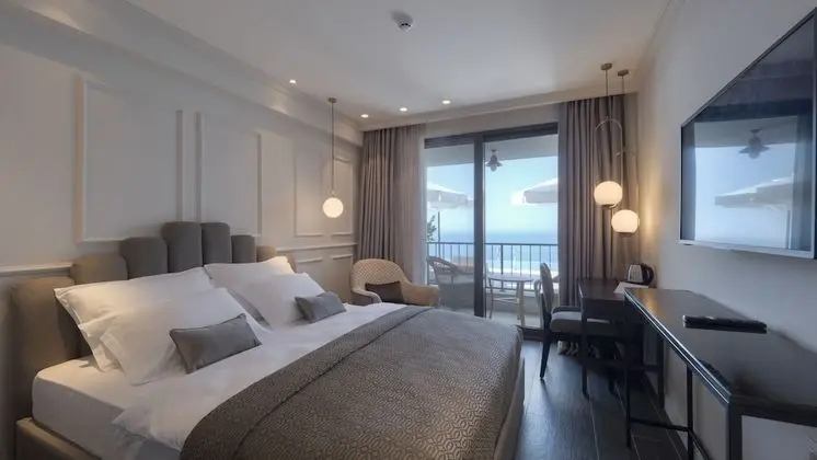 Tek Büyük Yataklı Oda, Balkon, Havuz Manzaralı
