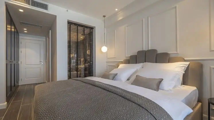 Tek Büyük Yataklı Oda, Balkon, Havuz Manzaralı