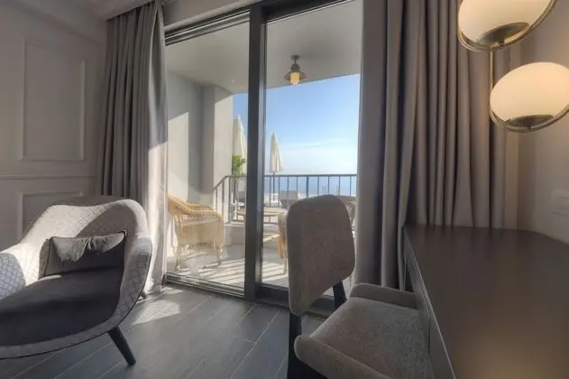 Tek Büyük Yataklı Oda, Balkon, Havuz Manzaralı