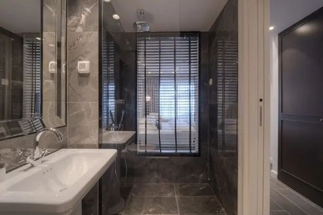 Tek Büyük Yataklı Oda, Balkon, Havuz Manzaralı