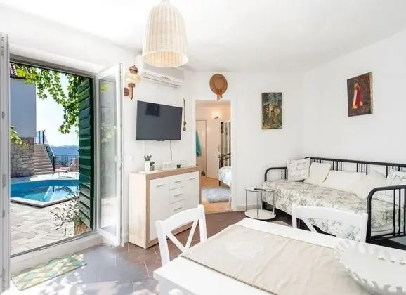 Ev (Vjerocka - with pool - H(5+3))