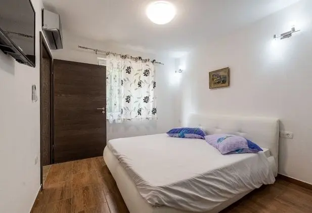 Ev (VladimirG - surrounded by nature - H()