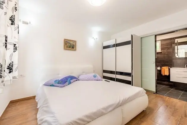 Ev (VladimirG - surrounded by nature - H()