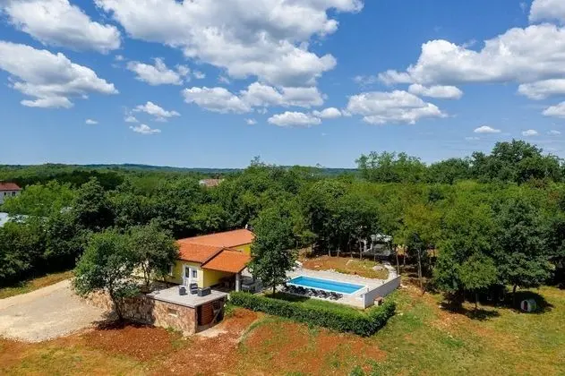 Ev (VladimirG - surrounded by nature - H()