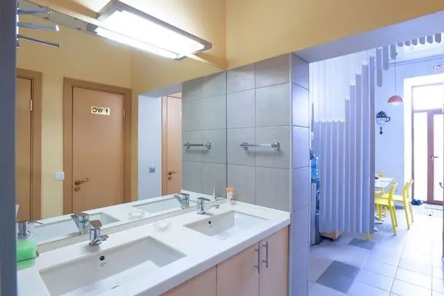 Üç Kişilik Oda, Ortak Banyo