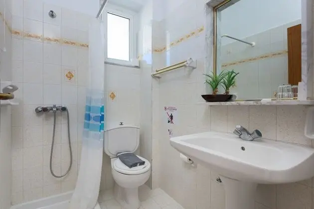 Basic Tek Büyük veya İki Ayrı Yataklı Oda (for 2 people)
