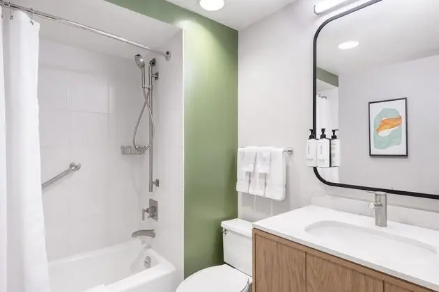 Premium Oda, 2 Büyük (Queen) Boy Yatak (Bath Shower Combination)