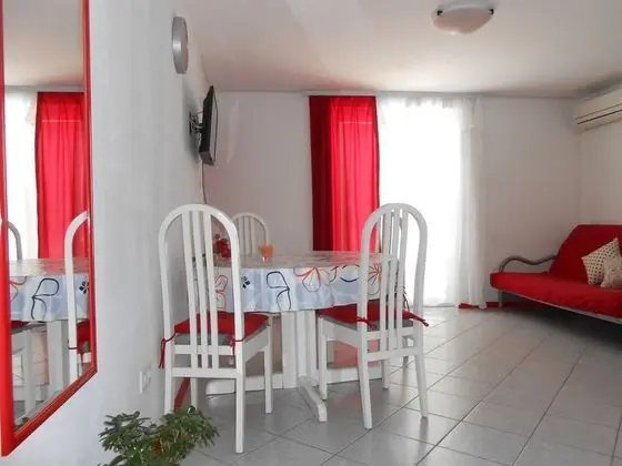 Superior Apart Daire, Teras, Denize Bakan (Crveni)