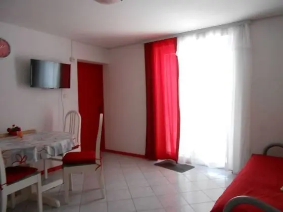 Superior Apart Daire, Teras, Denize Bakan (Crveni)