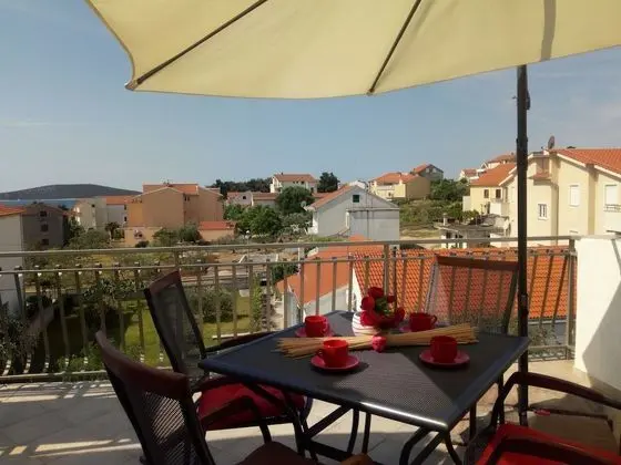Superior Apart Daire, Teras, Denize Bakan (Crveni)