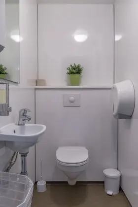 Üç Kişilik Oda, Ortak Banyo