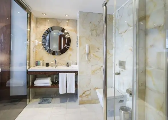 Superior Corner Suite