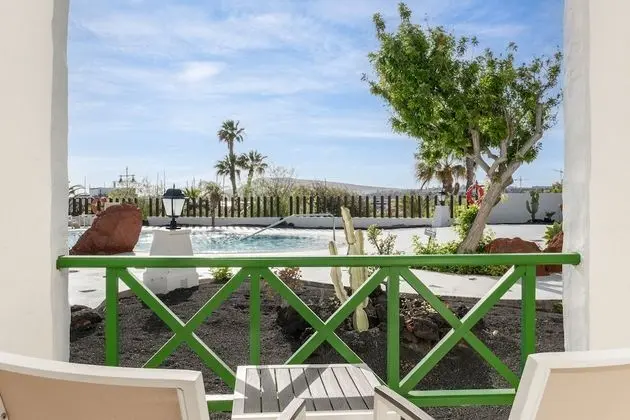 Tek Büyük Yataklı Oda, Havuz Manzaralı (2 adults and 1 child)