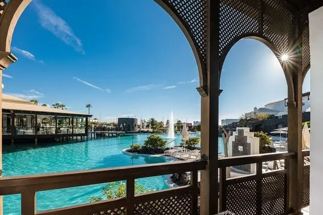 Tek Büyük Yataklı Oda, Havuz Manzaralı (2 adults and 1 child)