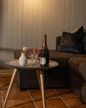 Superior Apart Daire, 1 Büyük (Queen) Boy Yatak ve Çekyat (150 m from the lake)