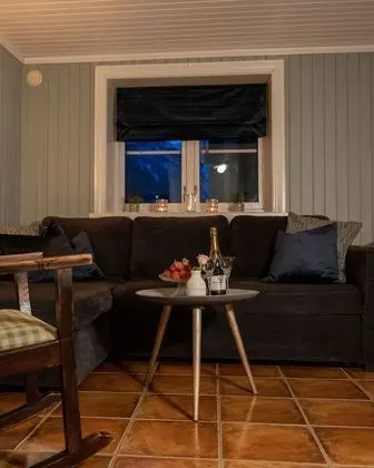 Superior Apart Daire, 1 Büyük (Queen) Boy Yatak ve Çekyat (150 m from the lake)