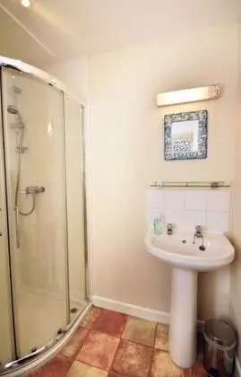 İki Ayrı Yataklı Oda, Ortak Banyo