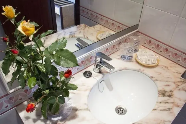 Tek Büyük Yataklı Oda, Balkon, Kısmi Deniz Manzaralı (1 Adult + 1 Child)