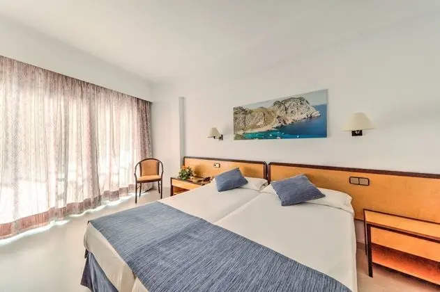 Tek Büyük Yataklı Oda, Balkon, Kısmi Deniz Manzaralı (1 Adult + 1 Child)