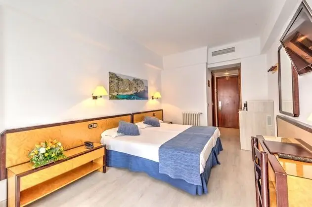 Tek Büyük Yataklı Oda, Balkon, Kısmi Deniz Manzaralı (1 Adult + 1 Child)
