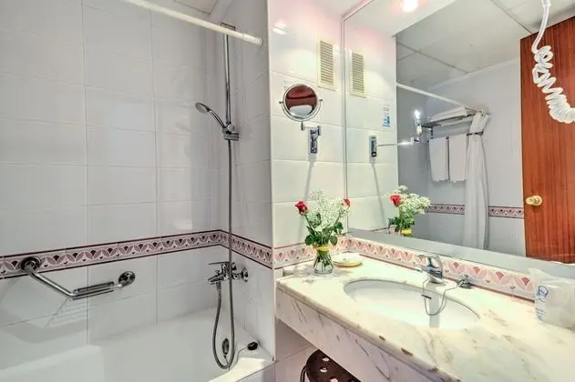 Tek Büyük Yataklı Oda, Balkon, Kısmi Deniz Manzaralı (1 Adult + 1 Child)