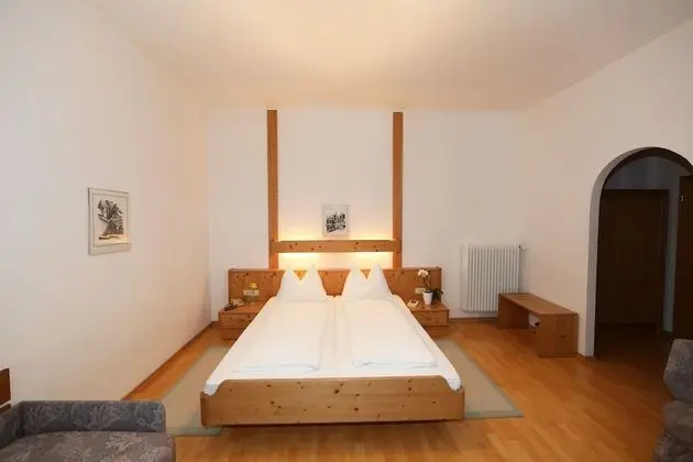 Üç Kişilik Oda, 1 Çift Kişilik Yatak ve Çekyat