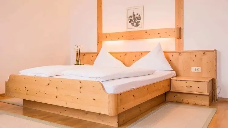 Üç Kişilik Oda, 1 Çift Kişilik Yatak ve Çekyat