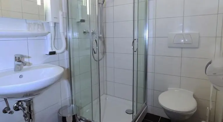 Üç Kişilik Oda, 1 Çift Kişilik Yatak ve Çekyat