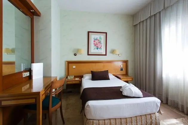 Büyük Yataklı Tek Kişilik Oda