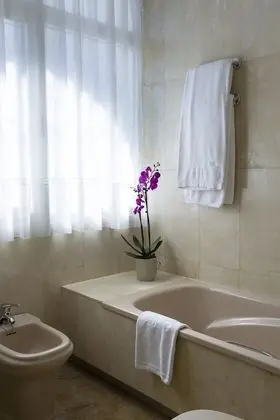 Büyük Yataklı Tek Kişilik Oda