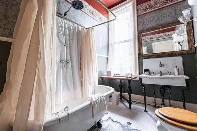 Classic Oda, 1 Büyük (Queen) Boy Yatak, Özel Banyo