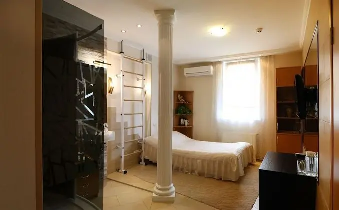 Tek Büyük Yataklı Oda (Sofa bed)